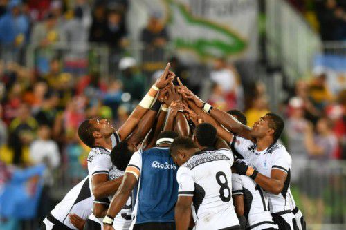 Das Rugby-Team von Fidschi bedankt sich mit einem Gebet für den Gewinn der Goldmedaille.
