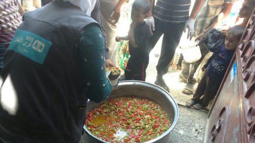Das SOS-Kinderdorf verteilt in Aleppo gemeinsam mit lokalen Partnern Wasser, Lebensmittel und auch warme Mahlzeiten.