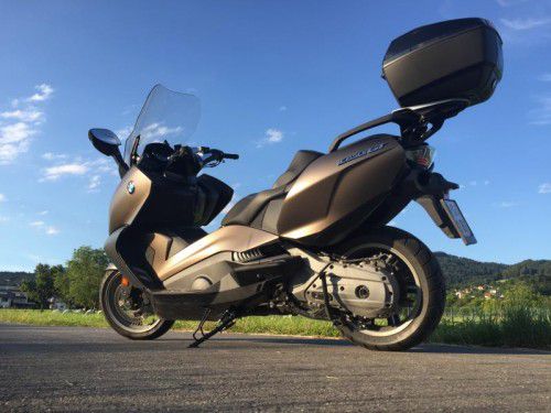 Der BMW C 650 GT ist ein Reiseroller, der auch bei hohen Geschwindigkeiten mit makellosen Fahreigenschaften glänzt.