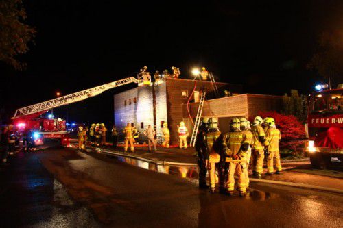 Der Brand wurde von rund 90 Mann mehrerer Feuerwehren bekämpft und unter Kontrolle gebracht. 
