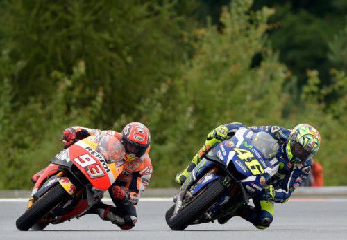 Der Italiener Valentino Rossi (rechts) duelliert sich in einer Kurve mit dem Spanier Marc Marquez.