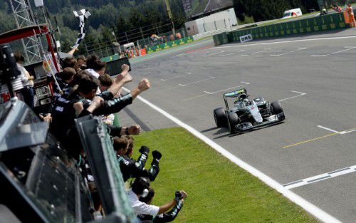 Der „Pflichtsieg“ von Nico Rosberg war von einer chaotischen Startphase und einer Aufholjagd seines Teamkollegen Hamilton geprägt.