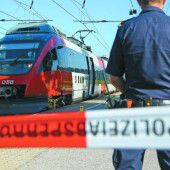 Drei Zugpassagiere bei Messerattacke verletzt