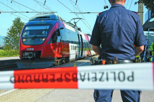 Der Regionalzug bei der ÖBB-Haltestelle in Sulz, wo der Täter überwältigt und festgenommen werden konnte.