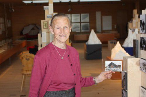 Die 86-jährige Irma Eberle führt die Besucher mit Freude und Begeisterung in das Frauenmuseum in Hittisau ein.