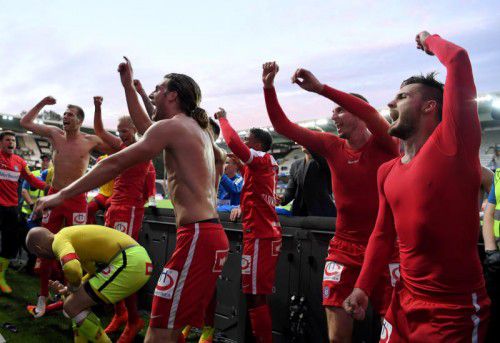 Die Austria-Spieler feiern mit ihren Fans den Sieg in Trondheim und den Einzug in die EL-Gruppenphase.