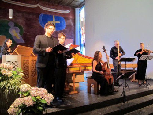 Die Dozenten mit Eva-Maria Hamberger an der Truhenorgel beim Konzert in der Propsteikirche von St. Gerold.