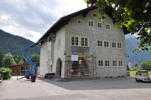 Die Fassade der Volksschule Bings erhält über den Sommer einen neuen Anstrich.