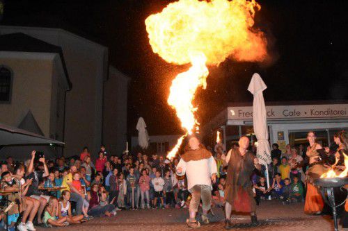 Die Feuerartisten Taranis und Bombastus begeisterten beim Mittelalterspektakel in Schruns.
