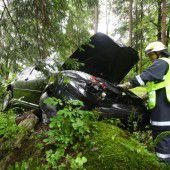 Mit Pkw geschleudert und im Wald gelandet