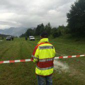 Rettung birgt eine tote Frau aus der Hochwasser führenden Ill