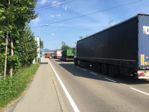 Die Grenze zur Schweiz führt täglich viele Lkw durch Lustenau. Für die Bewohner der Gemeinde ist das eine große Belastung.