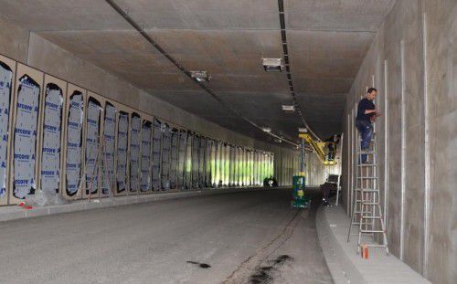 Die Mitarbeiter von Metallbau Simeoni aus Andelsbuch montieren derzeit die Aluminiumplatten für die Tunnelverkleidung.