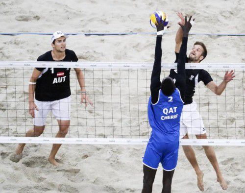 Die Niederlage der Beach-Volleyballer gegen das Team Quatar zwingt Österreichs Duo Huber/Seidl zum Warten auf den direkten Aufstieg .