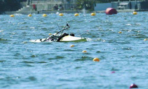 Die Serben Milos Vasic und Nenad Bedik sinken bei rauher olympischer See.