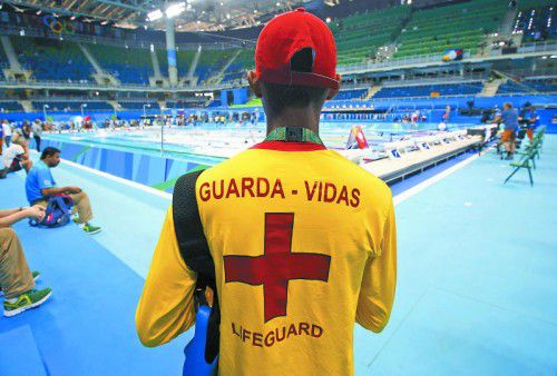 Ein Lifeguard passt in der Schwimmhalle auf.