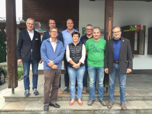 Ein Teil des Passionsspiele-Vorstands mit den Bürgermeistern Ludwig Muxel, Christian Gantner und Florian Morscher (hinten) sowie dem neuen GF Roland Dallabrida (r.).