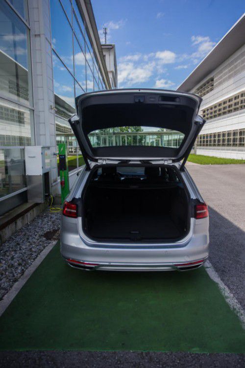 Eindruck: Wer Strecken unter 30 Kilometer fährt und die Möglichkeiten zum Laden der Batterie hat, fährt tatslächlich emissionsfrei. Einschränkungen gibt es wenige. So ist das Gepäckabteil ein wenig kleiner und die maximale Zuladung geringer.