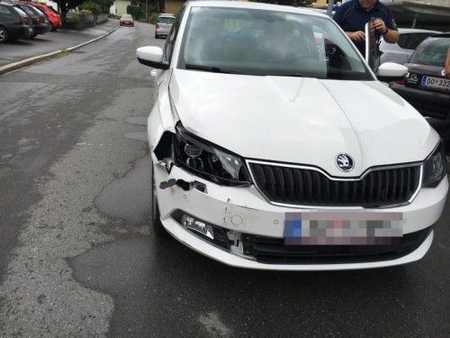 Einer der beiden beim Unfall beschädigten Pkw.