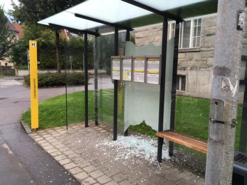 Einer von sieben Tatorten in Feldkirch: Die zerstörte Bushaltestelle beim Landesgericht Feldkirch.