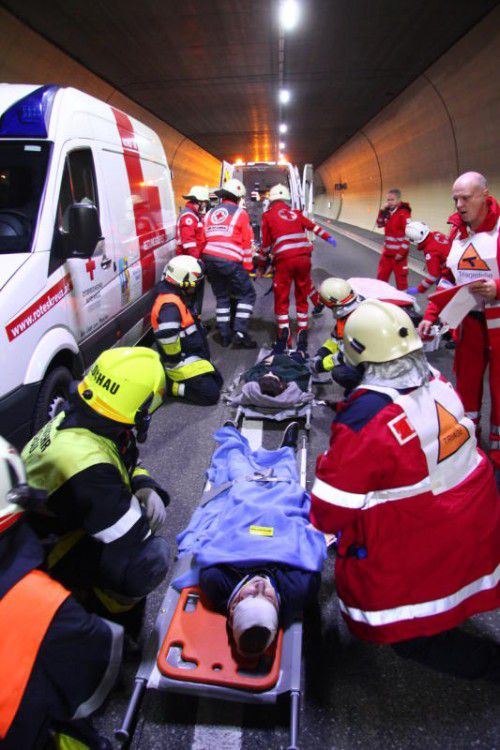 Einsatzkräfte proben im Pfändertunnel für den Ernstfall.