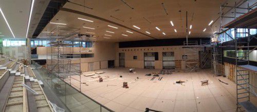 Endspurt auf der Baustelle für die neue Sporthalle in Rankweil. Am 10. September soll eröffnet werden.