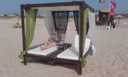 Erika Zünd aus Koblach hat Michelle (12) am Strand Meia Praia in Portugal in flagranti beim VN-lesen geknipst.