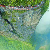 Spaziergang am Abgrund: Die gläsernen Plattformen im chinesischen Zhangjiajie Nationalpark sind nur etwas für schwindelfreie Touristen