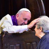 Franziskus betet in der Stadt Assisi