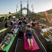 Yogastunde auf der Freiheitsbrücke in Budapest