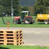 Der neue Kunstrasenplatz ist bereits verlegt