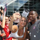 Fan-Auflauf bei Stippvisite der Bayern-Stars in Ingolstadt