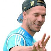 Lukas Podolski spricht ein Stachelschwein