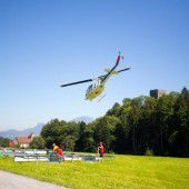 Hubschrauber im Anflug auf Tostner Burg