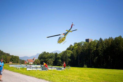 Ab 8.30 Uhr wird die Tostner Burg angeflogen. FOTO: VN/Hartinger