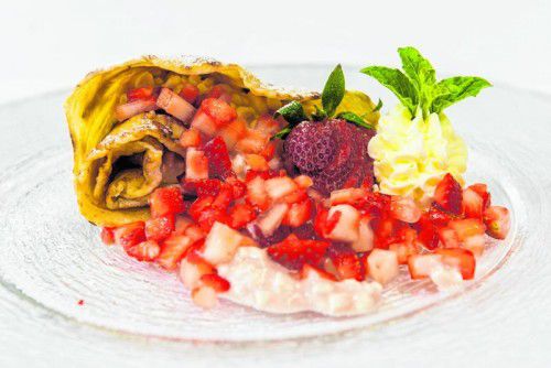 Fruchtiges Dessert für warme Tage: Crêpe mit Erdbeer-Landfrischkäsefüllung.