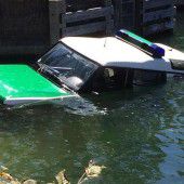 Polizeiauto rutscht ab und versinkt  im See