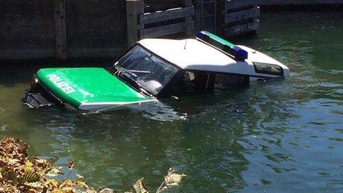 Für das Polizeiauto gab es am Ufer keine Rettung. Es rutschte ab und versank im Bodensee.