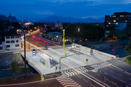 Für die Beleuchtung der Sägerbrücke mit LED-Technik wurden zwei 13 Meter hohe Lichtmasten aufgestellt.