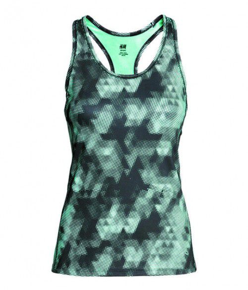 Gemustert: Figurbetontes Sporttop aus schnelltrocknendem Funktionsmaterial. Gibts bei H&M um 9, 99 €.
