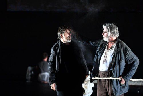 Gleich zwei Kaliber: Jens Harzer (Caliban) und Peter Simonischek (Prospero) in Shakespeares „Der Sturm“ auf der Pernerinsel.