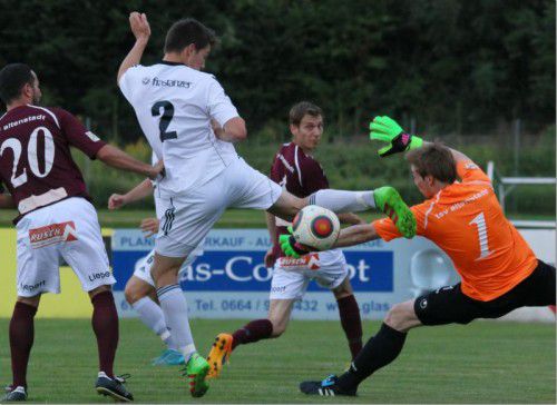 Göfis-Spieler Richard Koller (Nummer zwei) im Duell um den Ball gegen Altenstadt-Goalie Andreas Schmölzer.