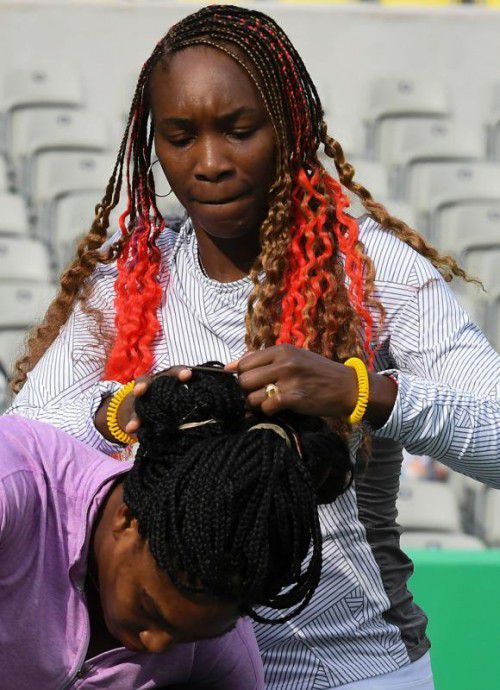 Haarcheck vor dem Training: Venus und Serena Williams.
