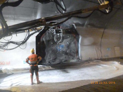 In Nachtschichten baut die Asfinag sechs neue Fluchttunnel mit bis zu 70 Meter Länge zwischen den Röhren des Ambergtunnels.