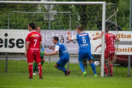 Jubel bei Kennelbachs Spielern nach dem frühen 1:0 durch Jürgen Erath.