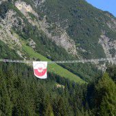 Jugend für das Leben organisierte eine Plakataktion auf einer Brücke