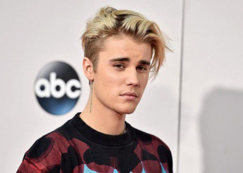 Justin Bieber ist offenbar sauer: Wegen böser Kommentare über seine neue Freundin macht er seinen Instagram-Account privat.