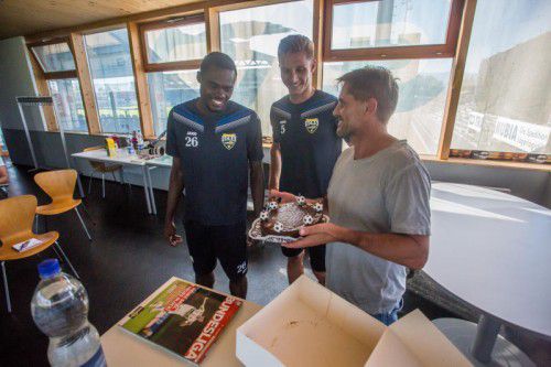 Kleine Überraschung für den Torjäger und die SCRA-Mannschaft: Eine Sachertorte mit sechs „Tor-Kerzen“ für Oberlin, Netzer und Co.
