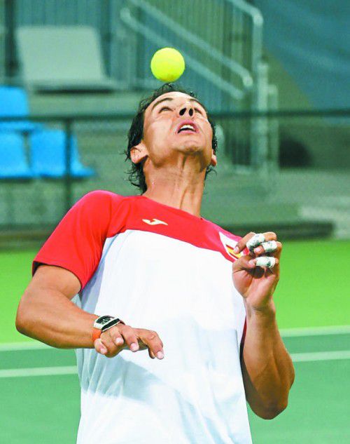 Kunststücke im Training: Rafael Nadal.