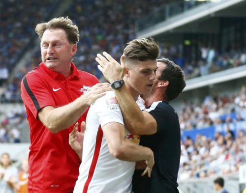 Leipzig-Coach Ralph Hasenhüttl (links) jubelt mit Torschütze Marcel Sabitzer.